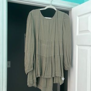 Super cute hunter green American Eagle top! Open back!! Never been worn w tags